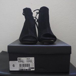 Shoe Mint by Aldo Heels in Size 6 Black Suede